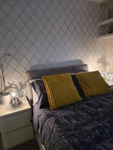 Contemporary 2-bedroom apartment with free gated parking, 2 bathrooms - for families, contractors, travellers for business and leisure