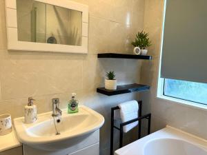 Extended Stay Welcome - Sleeps 5 - Free Parking