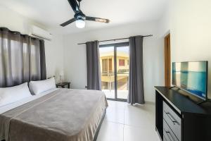 Modern 3 Bedroom Penthouse Apartment with Free Parking