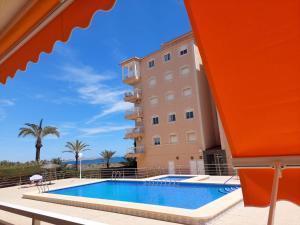 Apartamento 2 dormitorios garaje y piscina junto al mar