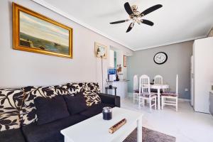 Apartamento 2 dormitorios garaje y piscina junto al mar