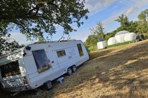 Tentes de luxe Bulle & caravane Coeur de Brenne : photos des chambres