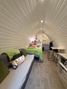 Paddock Pod - Sleeps 4 & Roofed Over Private Hot Tub & NEW SAUNA