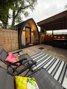 Paddock Pod - Sleeps 4 & Roofed Over Private Hot Tub & NEW SAUNA
