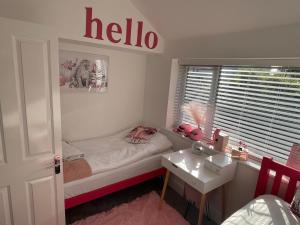 Serenity House, FREE parking, sleeps 6, plus Free stay for 2 children on sofa beds, near the beach restaurant and city centre, guests recommend it