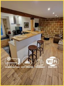 Appartements Le Chapeau Rouge - Centre Historique - Corum - Tramway - Climatisation : photos des chambres