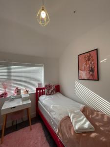 Serenity House, FREE parking, sleeps 6, plus Free stay for 2 children on sofa beds, near the beach restaurant and city centre, guests recommend it
