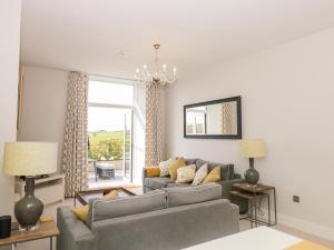 2 The Manor House, Hillfield Village