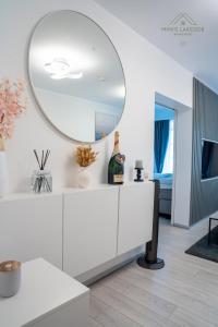 MIMIs Lakeside Apartment - NEWLY RENOVATED