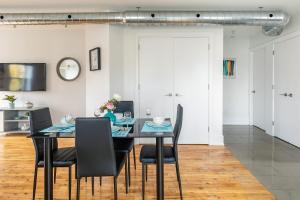 Stylish 2BR Suite w Portable AC in Leslieville