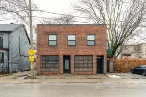 Stylish 2BR Suite w Portable AC in Leslieville