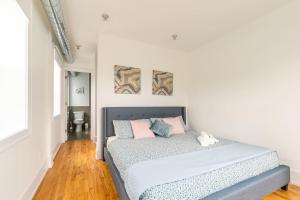 Stylish 2BR Suite w Portable AC in Leslieville