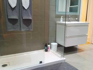 Stylish 2BR Suite w Portable AC in Leslieville