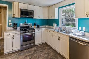 Fenced Yard, Ping Pong & BBQ Grill Near Downtown