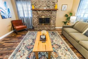 Fenced Yard, Ping Pong & BBQ Grill Near Downtown
