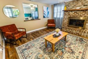 Fenced Yard, Ping Pong & BBQ Grill Near Downtown