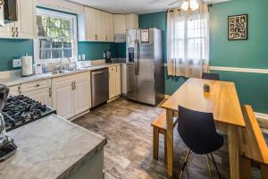 Fenced Yard, Ping Pong & BBQ Grill Near Downtown