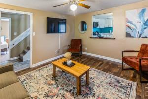 Fenced Yard, Ping Pong & BBQ Grill Near Downtown