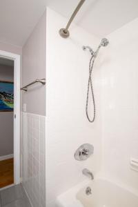 Cape Cod Cottage by Leavetown Vacations