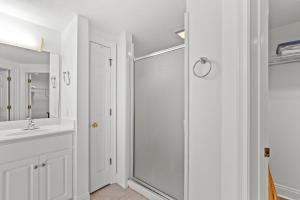 Treasure Tides–3BR Beachfront Corner Unit sleeps 8 with Stunning Gulf Views!