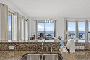 Treasure Tides–3BR Beachfront Corner Unit sleeps 8 with Stunning Gulf Views!