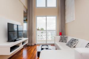 BHaus Morumbi Impression - Loft Duplex 50m2 com Linda Vista 13o andar - Cama Queen - Academia - Piscina - Vaga de Garagem - Mini Mercado - Portaria 24h - ip3