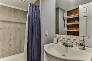 Pool House! Sweet Sunny Retreat- Main House