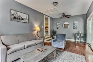 Pool House! Sweet Sunny Retreat- Both Houses