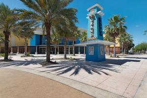 Gorgeous 1-Bed 2-Bath condo with Gulf View! Pools On-Site! Walk To The Beach!