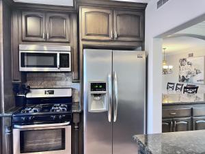 Gorgeous Pool Home 12 Mile Walk to Disney