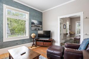 Historic Charm, 2BR, Sleeps 6, Minutes to Ski Resorts, Fully Equipped Kitchen, Free Transit