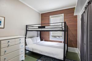 Dual Unit Mountain Retreat, 4BR, Prime Location, Sleeps 10, Historic Charm & Modern Luxury, Steps to Main St!