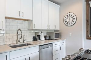 Dual Unit Mountain Retreat, 4BR, Prime Location, Sleeps 10, Historic Charm & Modern Luxury, Steps to Main St!