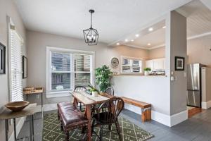 Dual Unit Mountain Retreat, 4BR, Prime Location, Sleeps 10, Historic Charm & Modern Luxury, Steps to Main St!