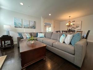 Gorgeous Pool Home 12 Mile Walk to Disney