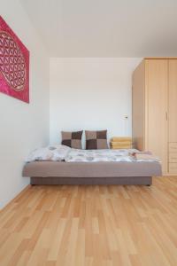 Team Flat & Urban Family Comfort - HomeBase with a Castle view