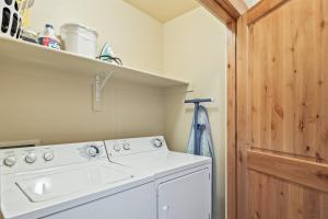 Iconic Location, Sleeps 11, Short drive to Ski and Bike Access, Private Hot Tub, View of Olympic Park