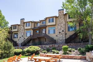 Iconic Location, Sleeps 11, Short drive to Ski and Bike Access, Private Hot Tub, View of Olympic Park