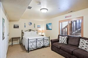 Iconic Location, Sleeps 11, Short drive to Ski and Bike Access, Private Hot Tub, View of Olympic Park