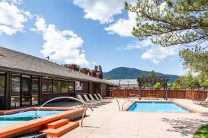 Chic Studio, Sleeps 2, Walk to Dining and Skiing, Shared Pool, Hot Tub, and Tennis