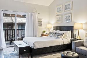 Chic Studio, Sleeps 2, Walk to Dining and Skiing, Shared Pool, Hot Tub, and Tennis