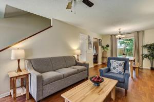 Fenced Yard w Pool! Laurelwood Lodging