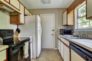 Fenced Yard w Pool! Laurelwood Lodging