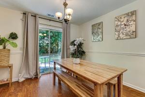 Laurelwood Group Escape with Pool & Fenced Yard