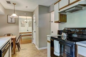 Laurelwood Group Escape with Pool & Fenced Yard