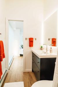 Upscale Laneway Loft Near Downtown AC WiFi