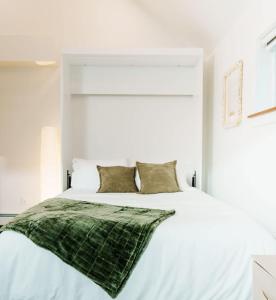 Upscale Laneway Loft Near Downtown AC WiFi