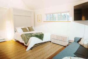Upscale Laneway Loft Near Downtown AC WiFi