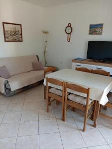 Apartments with parking space Novi Vinodolski - 2416