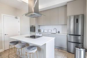 Luxury City Centre Apartment With Large Balcony Perfect For Couples & Businesses With Free Gym By The Pocklington - The Golden Mile Suite